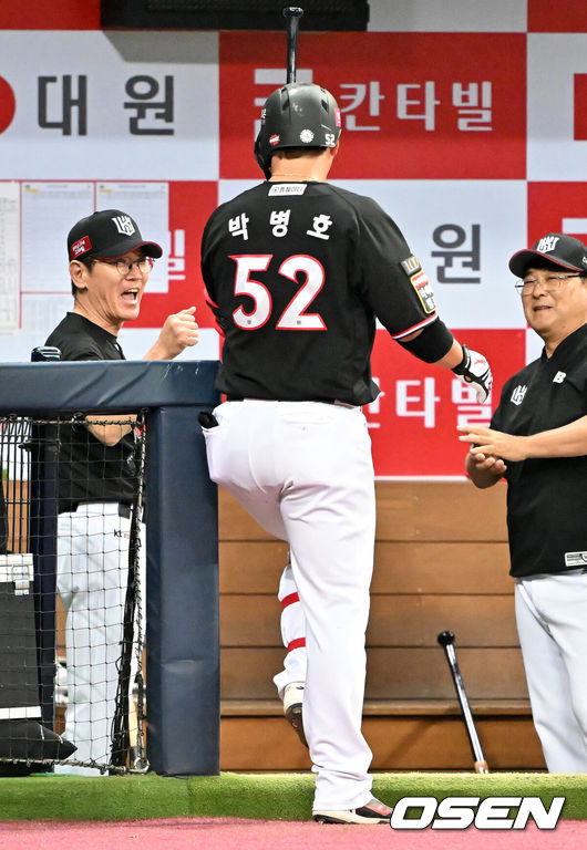 [OSEN=고척, 민경훈 기자] 13일 오후 서울 고척스카이돔에서 ‘2023 신한은행 SOL KBO리그’ 키움 히어로즈와 KT 위즈의 경기가 열렸다.9회초 1사 KT 박병호가 좌중월 솔로 홈런을 날린 후 덕아웃에서 이강철 감독과 하이파이브를 하고 있다. 2023.07.13 /rumi@osen.co.kr