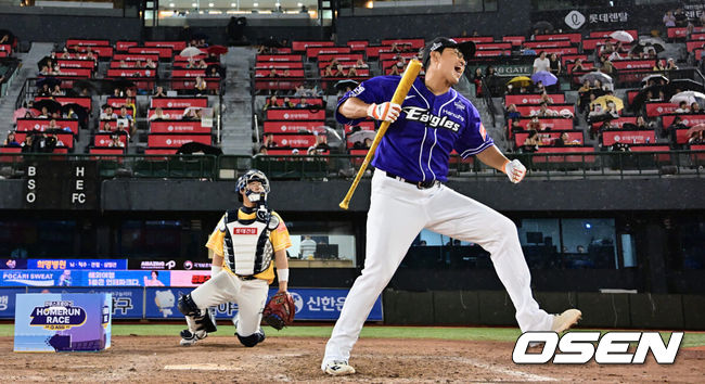 [OSEN=부산, 이석우 기자] 14일 부산 사직구장에서 2023 신한은행 SOL KBO 올스타전 컴투스 프로야구 홈런 레이스가 열렸다. 한화 채은성이 5개의 홈런을 기록해 1등을 차지하고 환호하고 있다. 2023.07.14 / foto0307@osen.co.kr