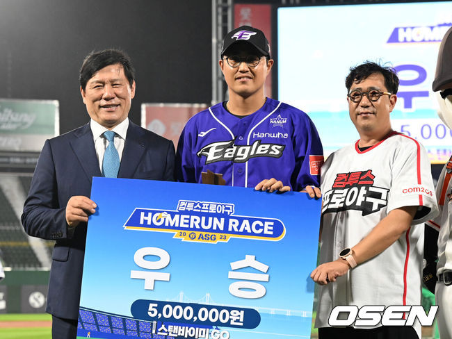 [OSEN=부산, 이대선 기자] 한화 이글스 채은성(33)이 홈런레이스에서 우승을 차지했다. 채은성은 14일 부산 사직구장에서 열린 ‘2023 KBO리그 퓨처스 올스타전’ 홈런 레이스에 참가해 홈런 5개를 날리며 우승을 차지했다. 데뷔 첫 홈런레이스 우승이다. 최고 비거리상 역시 채은성이 박동원(LG)과 공동 수상했다.홈런레이스 우승을 차지한 채은성이 시상식에서 포즈를 취하고 있다. 2023.07.14 /sunday@osen.co.kr