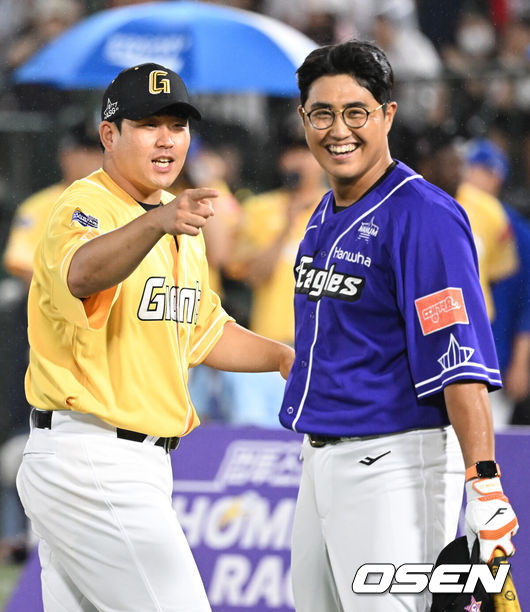 [OSEN=부산, 김성락 기자] 14일 부산 사직구장에서 2023 신한은행 SOL KBO 올스타전 컴투스 프로야구 홈런 레이스가 열렸다. 한화 채은성, 롯데 유강남이 레이스 종료 후 이야기를 나누고 있다. 2023.07.14 /ksl0919@osen.co.kr