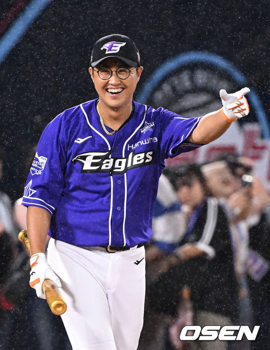[OSEN=부산, 이대선 기자] 한화 이글스 채은성(33)이 홈런레이스에서 우승을 차지했다. 채은성은 14일 부산 사직구장에서 열린 ‘2023 KBO리그 퓨처스 올스타전’ 홈런 레이스에 참가해 홈런 5개를 날리며 우승을 차지했다. 데뷔 첫 홈런레이스 우승이다. 최고 비거리상 역시 채은성이 박동원(LG)과 공동 수상했다.홈런레이스에서 홈런을 기록한 채은성이 유강남을 향해 웃고 있다. 2023.07.14 /sunday@osen.co.kr