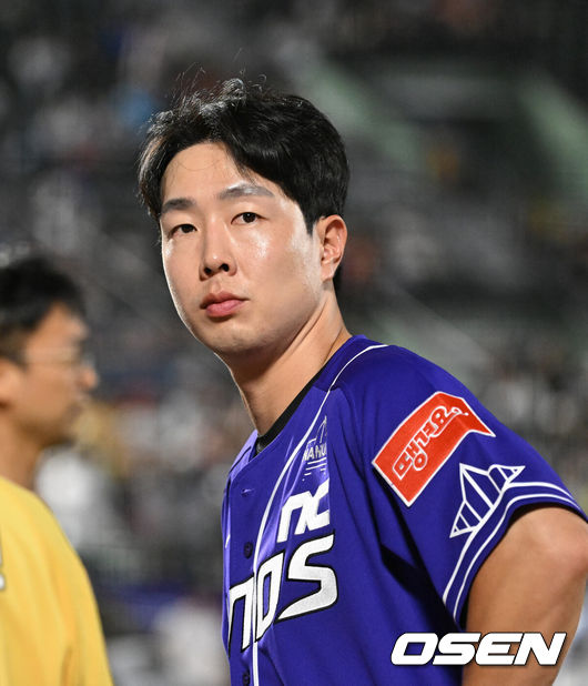 [OSEN=부산, 이대선 기자] 퓨처스 올스타전에서 북부리그 올스타(한화, LG, 고양, SSG, 두산)가 남부리그 올스타(상무, NC, 삼성, 롯데, KT, KIA)를 제압했다.북부 올스타는 14일 부산 사직구장에서 열린 2023 KBO 퓨처스 올스타전에서 남부 올스타를 9-7로 꺾었다. 역전, 재역전, 동점이 되는 접전 끝에 이겼다.경기 종료후 NC 박건우가 그라운드에 나서고 있다. 2023.07.14 /sunday@osen.co.kr