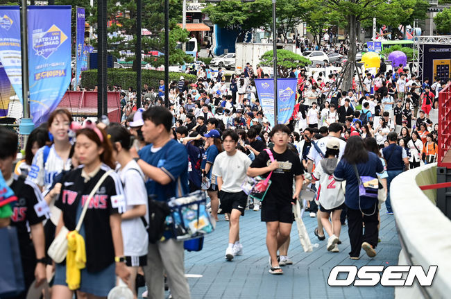 [OSEN=부산, 김성락 기자] 15일 오후 부산 사직야구장에서 ‘2023 신한은행 SOL KBO 올스타전’ 경기가 열렸다. 수많은 팬들이 경기장을 방문하고 있다. 2023.07.15 /ksl0919@osen.co.kr