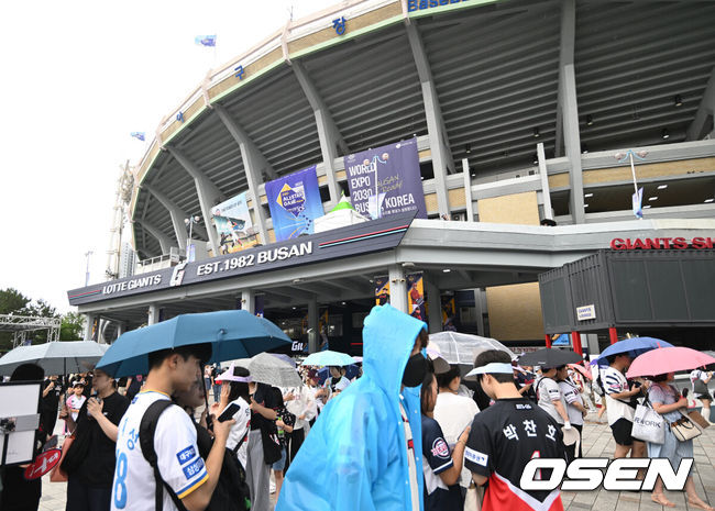 [OSEN=부산, 김성락 기자] 15일 오후 부산 사직야구장에서 ‘2023 신한은행 SOL KBO 올스타전’ 경기가 열렸다. 수많은 팬들이 경기장을 방문하고 있다. 2023.07.15 /ksl0919@osen.co.kr