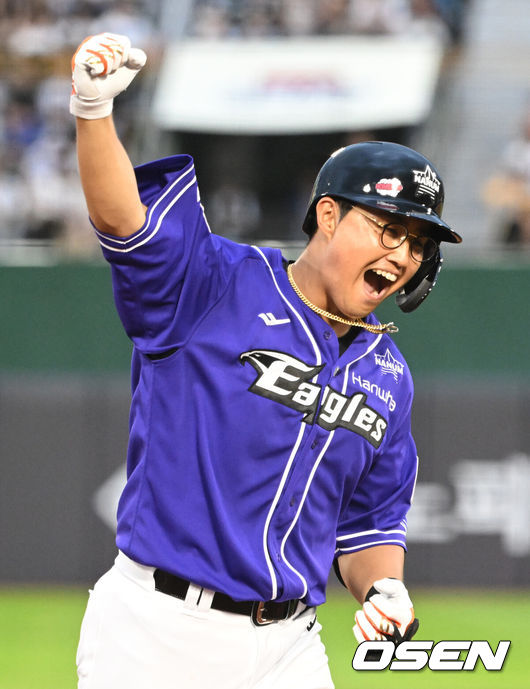[OSEN=부산, 김성락 기자] 15일 오후 부산 사직야구장에서 ‘2023 신한은행 SOL KBO 올스타전’ 경기가 열렸다. 4회말 2사 만루 나눔 채은성이 만루 홈런을 날린 뒤 세리머니를 하고 있다. 2023.07.15 /ksl0919@osen.co.kr