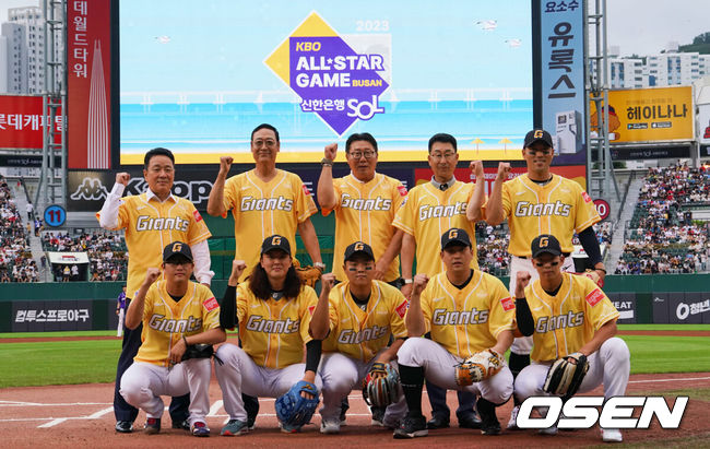 [OSEN=부산, 이석우 기자] 15일 부산 사직구장에서 2023 신한은행 SOL KBO 올스타전 드림과 나눔의 경기가 열렸다. 롯데 출신 미스터 올스타 김용희, 허규옥, 김민호, 김응국, 전준우와 시포자들이 기념촬영을 하고 있다. 2023.07.15 / foto0307@osen.co.kr