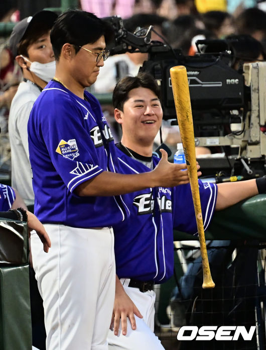 [OSEN=부산, 이석우 기자] 15일 부산 사직구장에서 2023 신한은행 SOL KBO 올스타전 드림과 나눔의 경기가 열렸다. 채은성이 해군 의장대를 따라 총 대신 배트를 돌리고 있다. 2023.07.15 / foto0307@osen.co.kr
