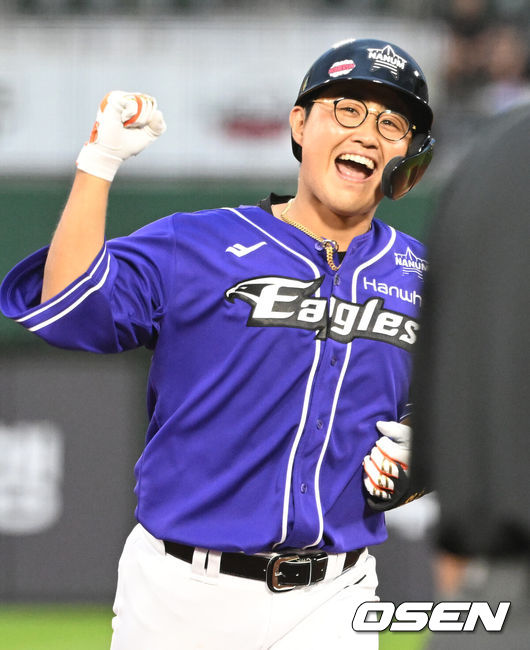 [OSEN=부산, 김성락 기자] 15일 오후 부산 사직야구장에서 ‘2023 신한은행 SOL KBO 올스타전’ 경기가 열렸다. 4회말 2사 만루 나눔 채은성이 만루 홈런을 날린 뒤 세리머니를 하고 있다. 2023.07.15 /ksl0919@osen.co.kr