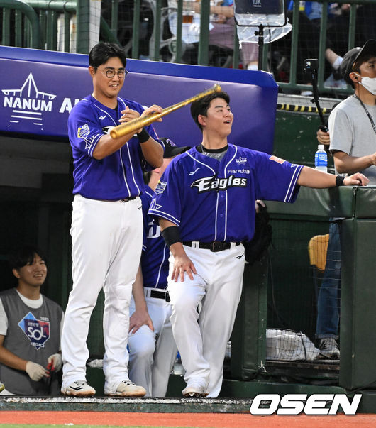 [OSEN=부산, 이대선 기자] 15일 오후 부산 사직야구장에서 2023 신한은행 SOL KBO 올스타전이 열렸다.나눔 올스타 채은성이 해병대 의장대의 공연을 따라하고 있다. 2023.07.15 /sunday@osen.co.kr