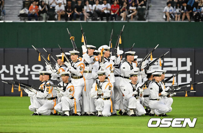 [OSEN=부산, 이대선 기자] 15일 오후 부산 사직야구장에서 2023 신한은행 SOL KBO 올스타전이 열렸다.해병대 의장대가 공연을 하고 있다. 2023.07.15 /sunday@osen.co.kr
