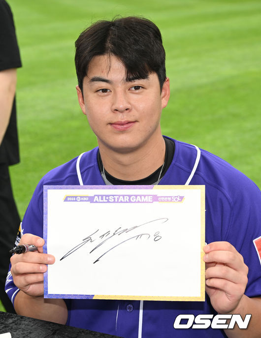 [OSEN=부산, 김성락 기자] 15일 오후 부산 사직야구장에서 ‘2023 신한은행 SOL KBO 올스타전’ 경기가 열렸다. 한화 노시환이 사인을 들고 포즈를 취하고 있다. 2023.07.15 /ksl0919@osen.co.kr