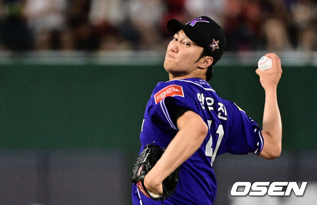 [OSEN=부산, 이석우 기자] 15일 부산 사직구장에서 2023 신한은행 SOL KBO 올스타전 드림과 나눔의 경기가 열렸다. 나눔 올스타 안우진이 역투하고 있다. 2023.07.15 / foto0307@osen.co.kr