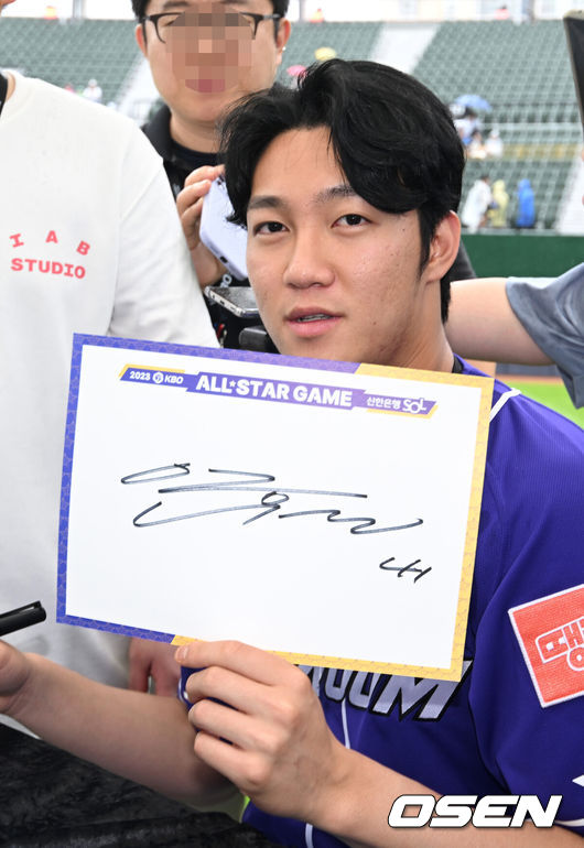 [OSEN=부산, 이대선 기자] 15일 오후 부산 사직야구장에서 2023 신한은행 SOL KBO 올스타전이 열렸다.키움 안우진이 사인을 들고 포즈를 취하고 있다. 2023.07.15 /sunday@osen.co.kr