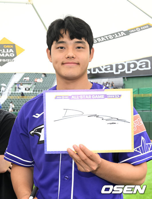[OSEN=부산, 이대선 기자] 15일 오후 부산 사직야구장에서 2023 신한은행 SOL KBO 올스타전이 열렸다.한화 문동주가 사인을 들고 포즈를 취하고 있다. 2023.07.15 /sunday@osen.co.kr
