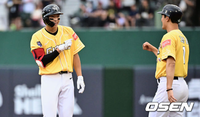 [OSEN=부산, 이석우 기자] 15일 부산 사직구장에서 2023 신한은행 SOL KBO 올스타전 드림과 나눔의 경기가 열렸다. 드림 올스타 김민석이 제니의 춤을 추고 있다. 2023.07.15 / foto0307@osen.co.kr