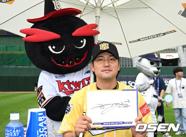 [OSEN=부산, 이대선 기자] KT 김상수가 올스타전에서 사인을 들고 포즈를 취하고 있다. 2023.07.15 /sunday@osen.co.kr
