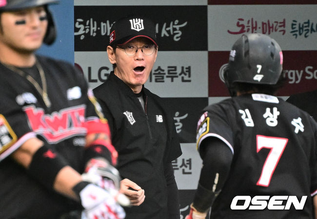 [OSEN=잠실, 조은정 기자] KT 이강철 감독이 득점을 올린 김상수를 환영하고 있다. 2023.07.05 /cej@osen.co.kr