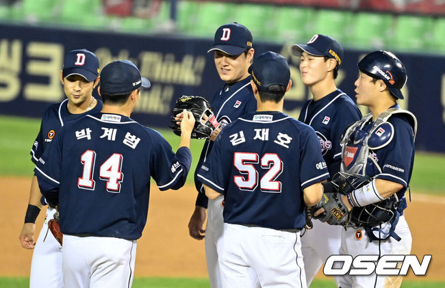 [OSEN=잠실, 지형준 기자] 두산 선수들이 승리를 기뻐하고 있다. 2021.10.01 /jpenws@osen.co.kr