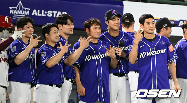[OSEN=부산, 이대선 기자] 올스타에 선정된 키움 김혜성, 김재웅, 임창민, 이지영, 안우진, 이정후가 기념촬영을 하고 있다. 2023.07.14 /sunday@osen.co.kr