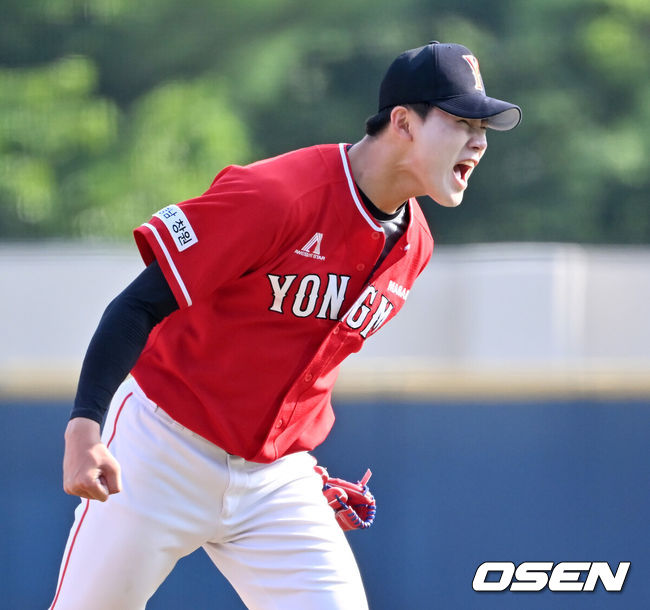[OSEN=목동, 민경훈 기자] 19일 서울 목동야구장에서 제78회 청룡기 전국고교야구선수권대회 겸 주말리그 왕중왕전 2회전 마산용마고와 광주진흥고의 서스펜디드 경기 진행됐다.5회말을 마친 마산용마고 장현석이 포효하고 있다. 2023.07.19 / rumi@osen.co.kr