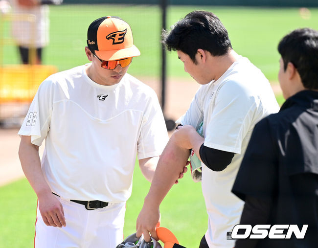 [OSEN=대전, 최규한 기자] 한화 최원호 감독이 타구에 맞은 김민우의 팔꿈치를 살피고 있다. 2023.05.17 / dreamer@osen.co.kr