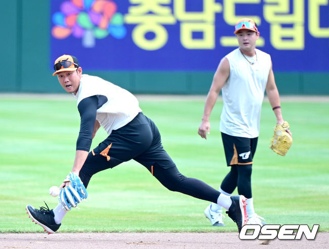 [OSEN=대전, 최규한 기자] 21일 오후 대전 한화생명이글스파크에서 ‘2023 신한은행 SOL KBO리그’ 한화 이글스와 NC 다이노스의 경기가 열린다.한화 하주석이 이도윤과 수비 훈련을 펼치고 있다. 2023.07.21 / dreamer@osen.co.kr