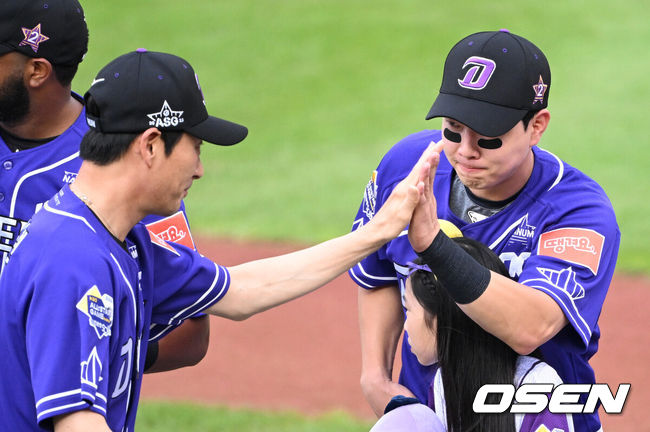 [OSEN=부산, 이대선 기자] 15일 오후 부산 사직야구장에서 2023 신한은행 SOL KBO 올스타전이 열렸다.경기에 앞서 나눔 올스타 박건우와 강인권 감독이 하이파이브를 하고 있다. 2023.07.15 /sunday@osen.co.kr