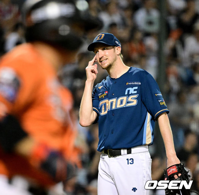 [OSEN=대전, 최규한 기자] 21일 오후 대전 한화생명이글스파크에서 ‘2023 신한은행 SOL KBO리그’ 한화 이글스와 NC 다이노스의 경기가 열렸다.7회말 2사 주자없는 상황 한화 문현빈에게 안타를 내준 NC 선발 페디가 아쉬워하고 있다. 2023.07.21 / dreamer@osen.co.kr