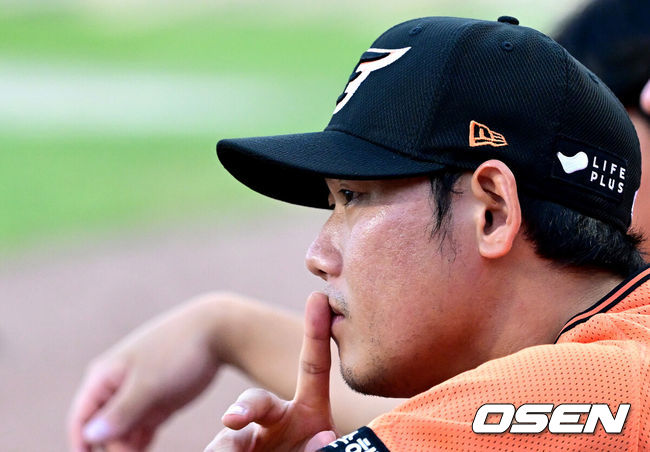 [OSEN=대전, 최규한 기자] 21일 오후 대전 한화생명이글스파크에서 ‘2023 신한은행 SOL KBO리그’ 한화 이글스와 NC 다이노스의 경기가 열렸다.한화 하주석이 더그아웃에서 그라운드를 바라보며 생각에 잠겨 있다. 2023.07.21 / dreamer@osen.co.kr