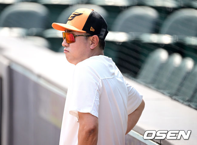 [OSEN=대전, 최규한 기자] 한화 최원호 감독이 선수들의 훈련을 지켜보고 있다. 2023.07.21 / dreamer@osen.co.kr
