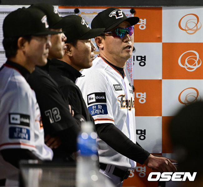 [OSEN=대전, 최규한 기자] 한화 최원호 감독을 비롯한 코칭스태프가 경기를 주시하고 있다. 2023.05.16 / dreamer@osen.co.kr