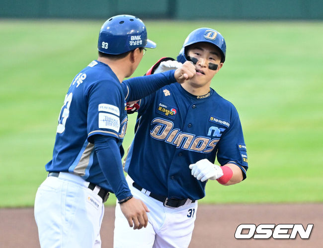 [OSEN=대전, 최규한 기자] NC 손아섭이 선제 우월 솔로포를 날리고 그라운드를 돌며 이종욱 코치와 인사를 나누고 있다. 2023.07.21 / dreamer@osen.co.kr