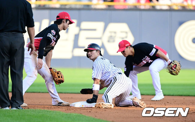 LG 신민재가 2루 도루에 성공하고 있다. / OSEN DB