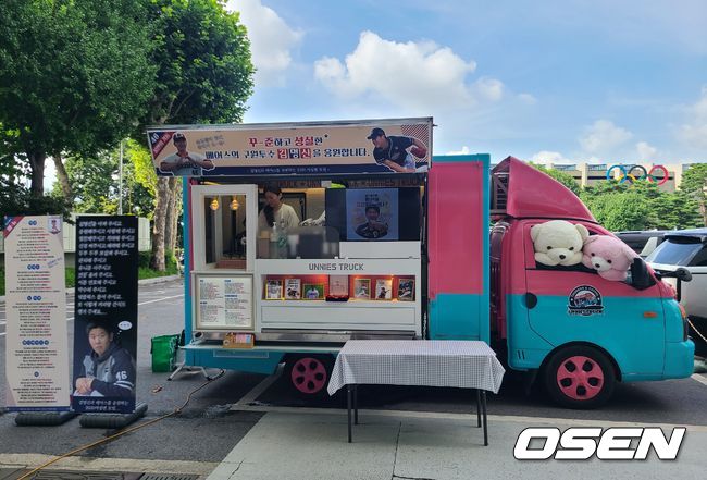 [OSEN=잠실, 이후광 기자] 김명신이 받은 커피차 / backlight@osen.co.kr