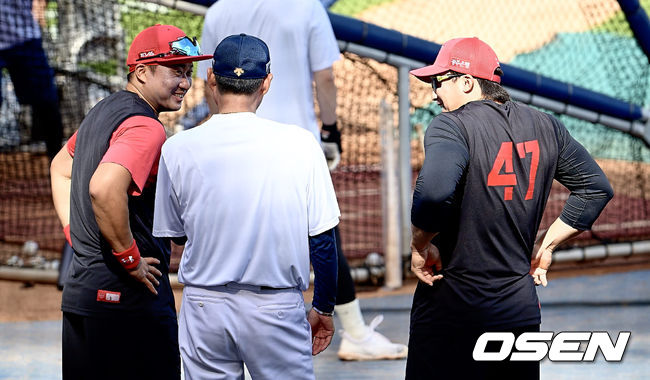 [OSEN=창원, 이석우 기자] 25일 창원 NC파크에서 2023 신한은행 SOL KBO리그 NC 다이노스와 KIA 타이거즈의 경기가 열린다. 삼성 라이온즈에서 KIA 타이거즈로 이적한 김태군과 부산에서 돌아온 나성범이 NC 다이노스 강인권 감독과 인사를 나누고 있다. 2023.07.25 / foto0307@osen.co.kr