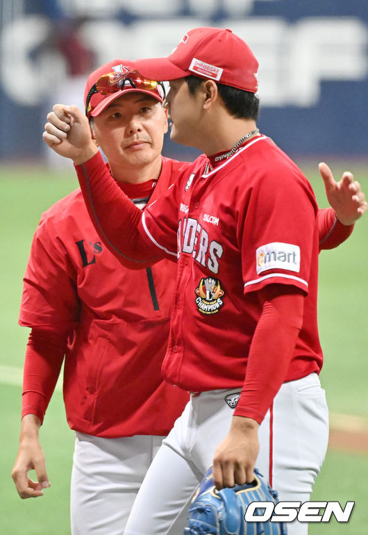 [OSEN=민경훈 기자] SSG 김원형 감독이 서진용과 승리의 기쁨을 나누고 있다. 2023.06.30 /rumi@osen.co.kr