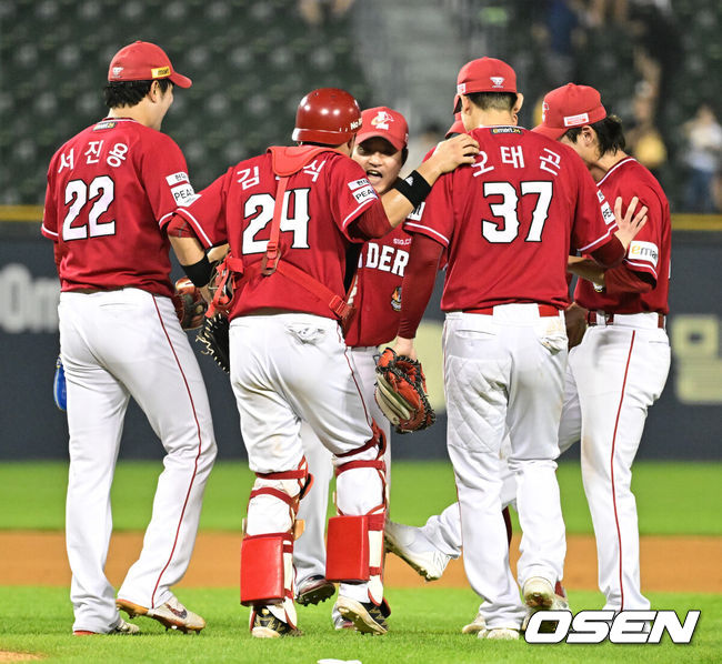 [OSEN=지형준 기자] SSG 선수들이  승리를 기뻐하고 있다. 2023.07.21 /jpnews@osen.co.kr