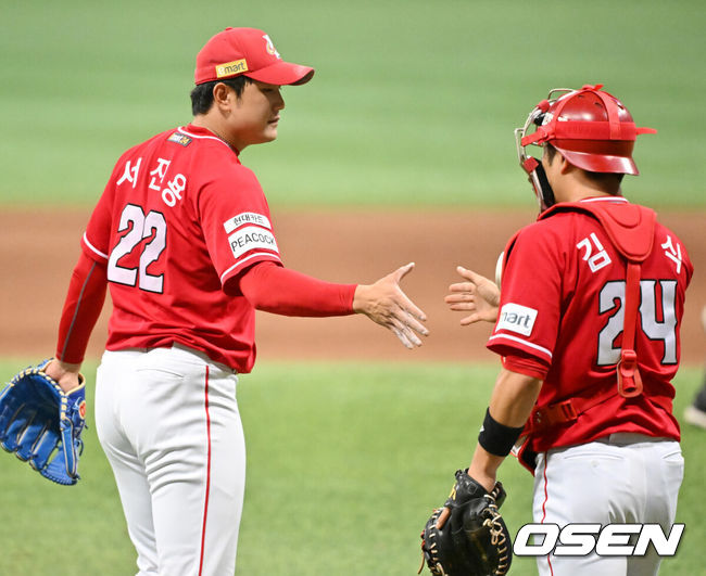 [OSEN=민경훈 기자] SSG 서진용이 승리 후 포수 김민식과 하이파이브를 하고 있다. 2023.06.30 /rumi@osen.co.kr