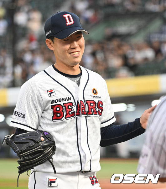 [OSEN=부산, 김성락 기자] 14일 부산 사직구장에서 2023 신한은행 SOL KBO 퓨처스 올스타전 남부(상무·NC·삼성·롯데·KT·KIA)와 북부(한화·LG·고양(히어로즈)·SSG·두산) 리그의 경기가 열렸다. 1회초 종료 후 남부 선발 김유성이 더그아웃으로 이동하고 있다. 2023.07.14 /ksl0919@osen.co.kr