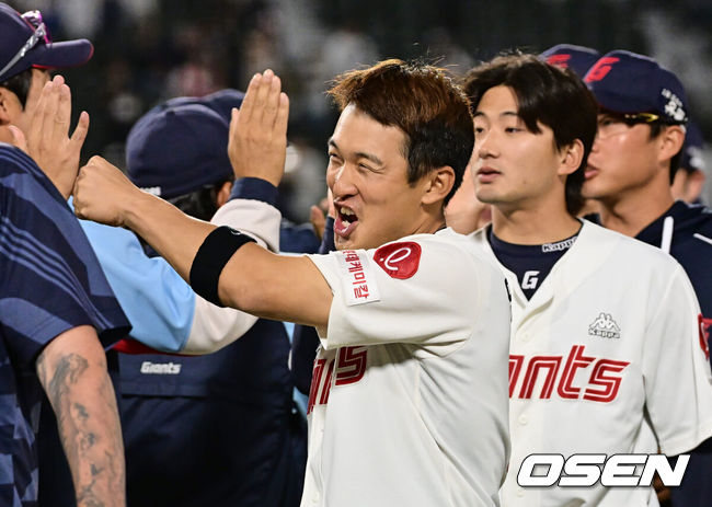 롯데 자이언츠 안권수가 승리 하이파이브를 하고 있다. / OSEN DB