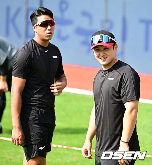 [OSEN=지형준 기자] 29일 오후 서울 잠실야구장에서 ‘2023 신한은행 SOL KBO리그’ 두산 베어스와 LG 트윈스의 경기가 열렸다.이날 트레이드된 LG 최원태가 외야에서 웜업을 하고 있다. 2023.07.29 /jpnews@osen.co.kr
