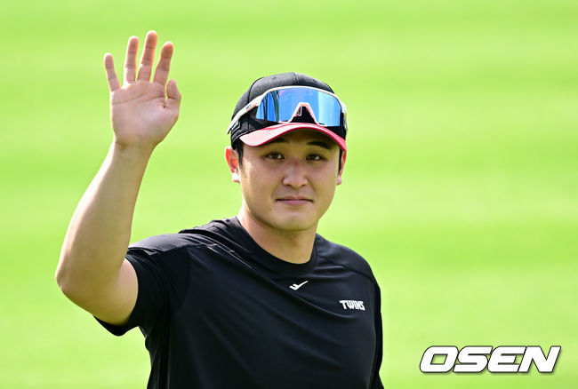 [OSEN=지형준 기자] 29일 오후 서울 잠실야구장에서 ‘2023 신한은행 SOL KBO리그’ 두산 베어스와 LG 트윈스의 경기가 열렸다.이날 트레이드된 LG 최원태가 외야에서 웜업을 하고 있다. 2023.07.29 /jpnews@osen.co.kr