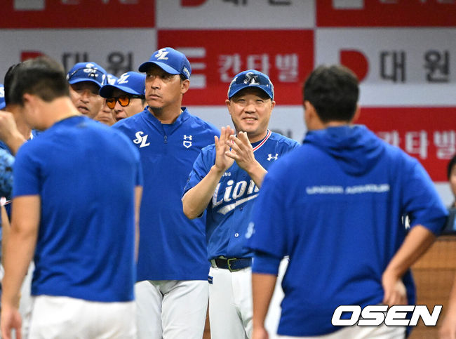 [OSEN=고척, 이대선 기자] 삼성이 키움을 꺾고 2연승을 이어갔다. 삼성은 29일 서울 고척 스카이돔에서 열린 2023 KBO리그 키움과의 경기에서 11안타를 터뜨리며 7-2로 승리했다.경기 종료 후 삼성 박진만 감독이 선수들에게 박수를 보내고 있다. 2023.07.29 /sunday@osen.co.kr
