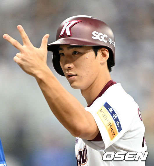 [OSEN=고척, 이대선 기자] 29일 오후 서울 고척스카이돔에서 ‘2023 신한은행 SOL KBO리그’ 키움 히어로즈와 삼성 라이온즈의 경기가 열렸다.3회말 무사에서 키움 이주형이 중전 안타를 치고 세리머니를 하고 있다. 2023.07.29 /sunday@osen.co.kr