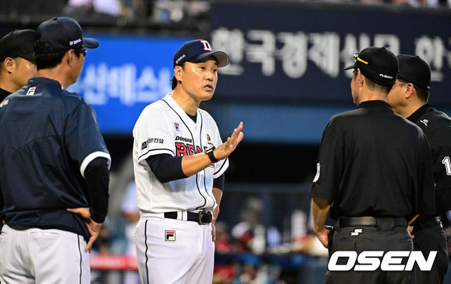 [OSEN=지형준 기자] 29일 오후 서울 잠실야구장에서 ‘2023 신한은행 SOL KBO리그’ 두산 베어스와 LG 트윈스의 경기가 열렸다.5회초 2사 만루에서 LG 문성주가 선제 2타점 적시타를 날렸다. 1루주자 홍창기가 실책을 틈타 홈까지 내달렸지만 두산 양의지에 태그아웃당했다. LG는 홈 태그아웃 관련 비디오 판독을 요청했고 두산 양의지의 홈 충돌 방지법에 의해 세이프로 원심이 번복됐다. 이에 이승엽 감독이 판정에 불만을 나타내며 심판진에 항의하고 있다. 이승엽 감독은 퇴장. 2023.07.29 /jpnews@osen.co.kr