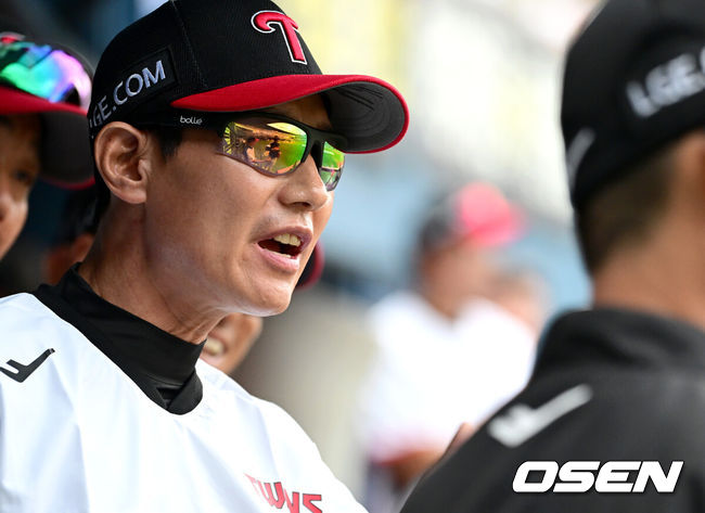 [OSEN=잠실, 최규한 기자] 30일 오후 서울 잠실야구장에서 ‘2023 신한은행 SOL KBO리그’ 두산 베어스와 LG 트윈스의 경기가 열렸다.1회초 2사 1, 2루 상황 LG 문보경의 선제 2타점 2루타를 때 LG 염경엽 감독이 홈을 밟은 주자들을 맞이하고 있다. 2023.07.30 / dreamer@osen.co.kr