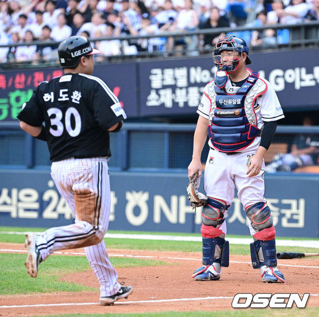 [OSEN=잠실, 최규한 기자] 30일 오후 서울 잠실야구장에서 ‘2023 신한은행 SOL KBO리그’ 두산 베어스와 LG 트윈스의 경기가 열렸다.3회초 2사 만루 상황 LG 박해민의 안타 때 3루 악송구로 실책을 범한 두산 포수 양의지가 아쉬워하고 있다. 2023.07.30 / dreamer@osen.co.kr