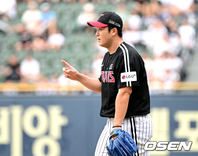 [OSEN=잠실, 최규한 기자] 1회말 무사 선두타자로 나선 두산 정수빈의 내야 땅볼 때 LG 선발 최원태가 3루수 문보경을 향해 인사를 전하고 있다. 2023.07.30 / dreamer@osen.co.kr