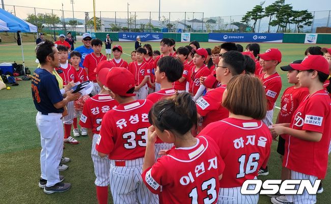 서울 금동초등학교 학생들에게 덕담을 해주는 일본 아이치현 연합팀 감독. /OSEN DB