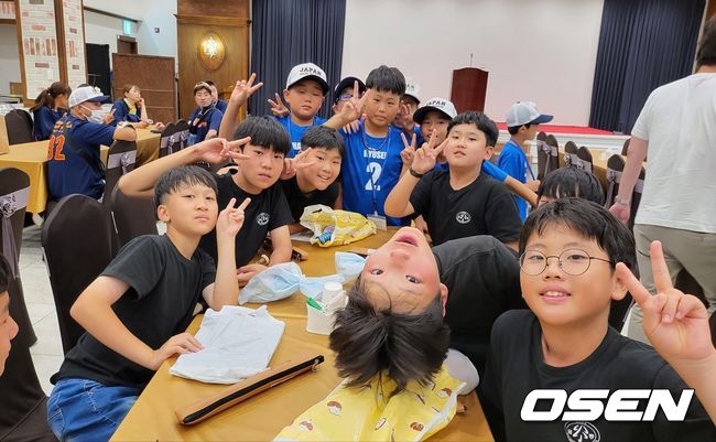 서울 금동초등학교와 일본 아이치현 연합팀 학생들. /OSEN DB
